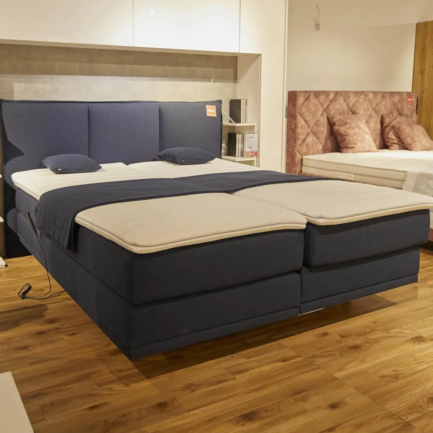 Mondo Boxspringbetten|Motor-Boxspringbett Espo Stoff Blau Fuß Matt Schwarz Matratzen H3/H4, Tagesdecke, Zierkissen,