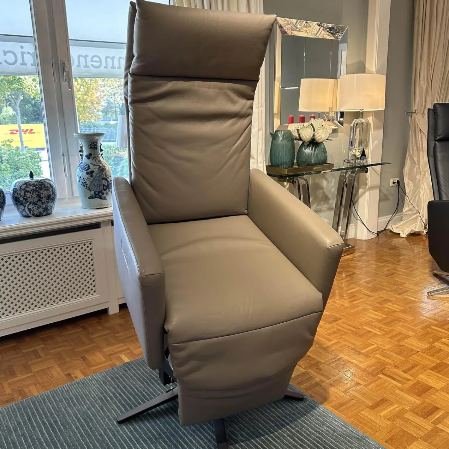 Bielefelder Werkstätten Relaxsessel|Motorsessel Charly Bezug Leder Normandie Taupe Grau Sternfuß Bronze Matt Mit Aufsthehhilfe Und Motorischer Verstellung