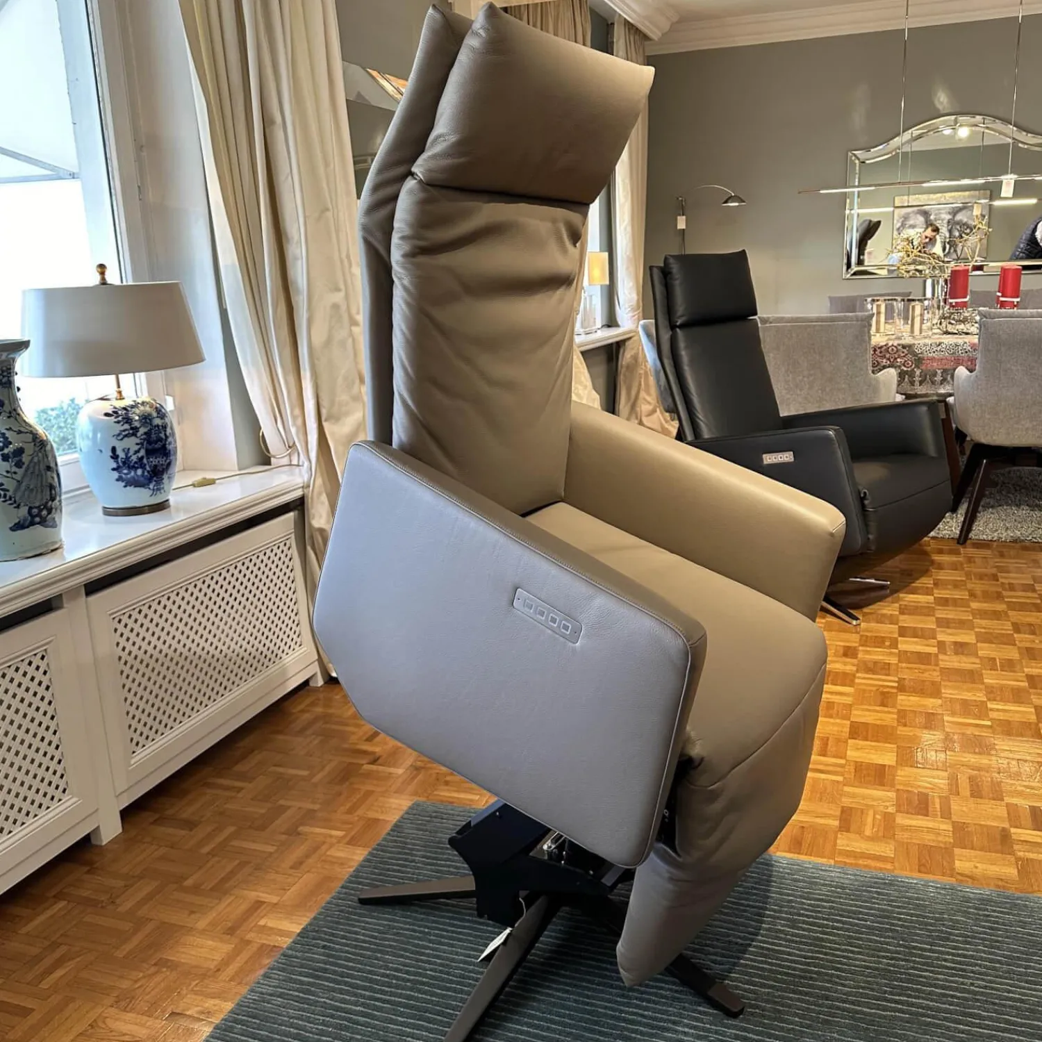 Bielefelder Werkstätten Relaxsessel|Motorsessel Charly Bezug Leder Normandie Taupe Grau Sternfuß Bronze Matt Mit Aufsthehhilfe Und Motorischer Verstellung