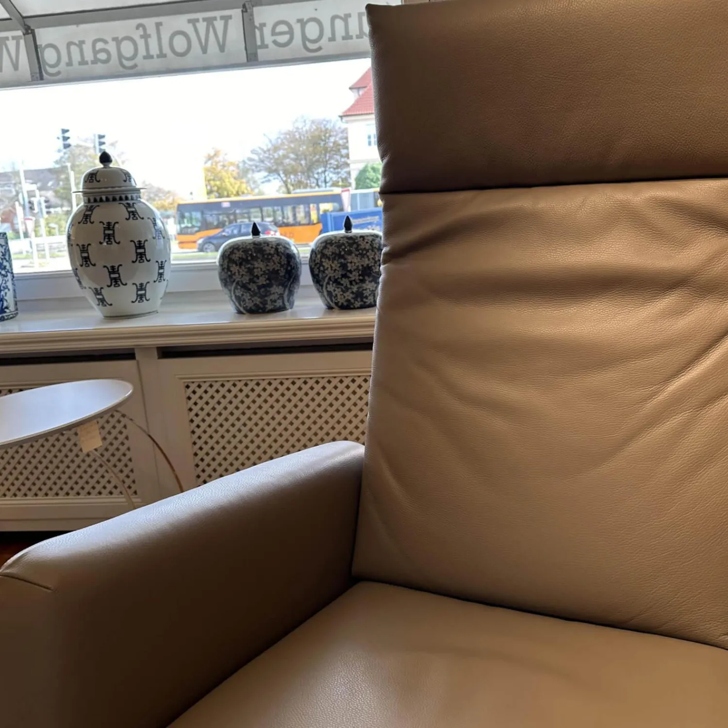 Bielefelder Werkstätten Relaxsessel|Motorsessel Charly Bezug Leder Normandie Taupe Grau Sternfuß Bronze Matt Mit Aufsthehhilfe Und Motorischer Verstellung