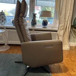 Bielefelder Werkstätten Relaxsessel|Motorsessel Charly Bezug Leder Normandie Taupe Grau Sternfuß Bronze Matt Mit Aufsthehhilfe Und Motorischer Verstellung