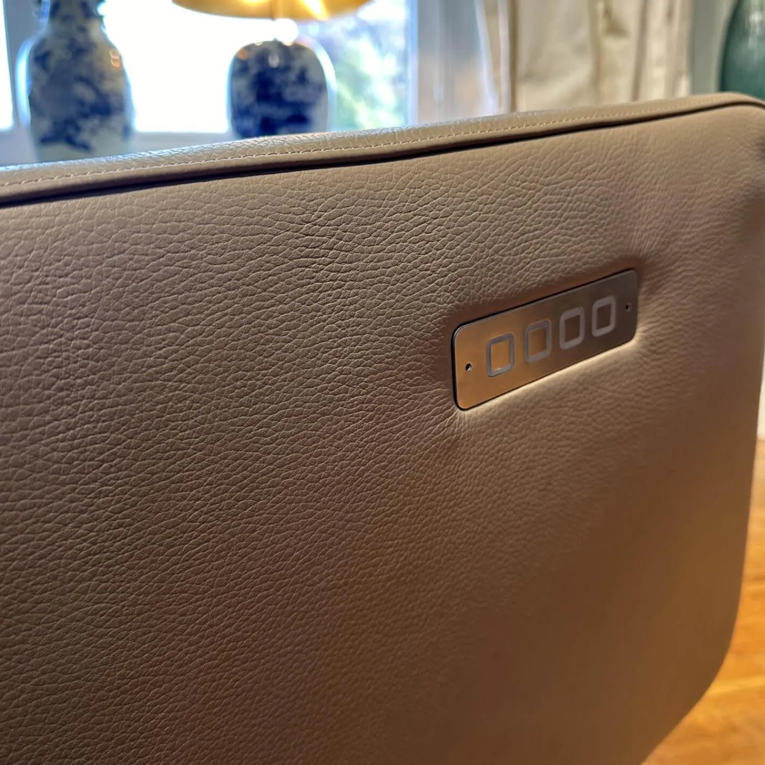 Bielefelder Werkstätten Relaxsessel|Motorsessel Charly Bezug Leder Normandie Taupe Grau Sternfuß Bronze Matt Mit Aufsthehhilfe Und Motorischer Verstellung