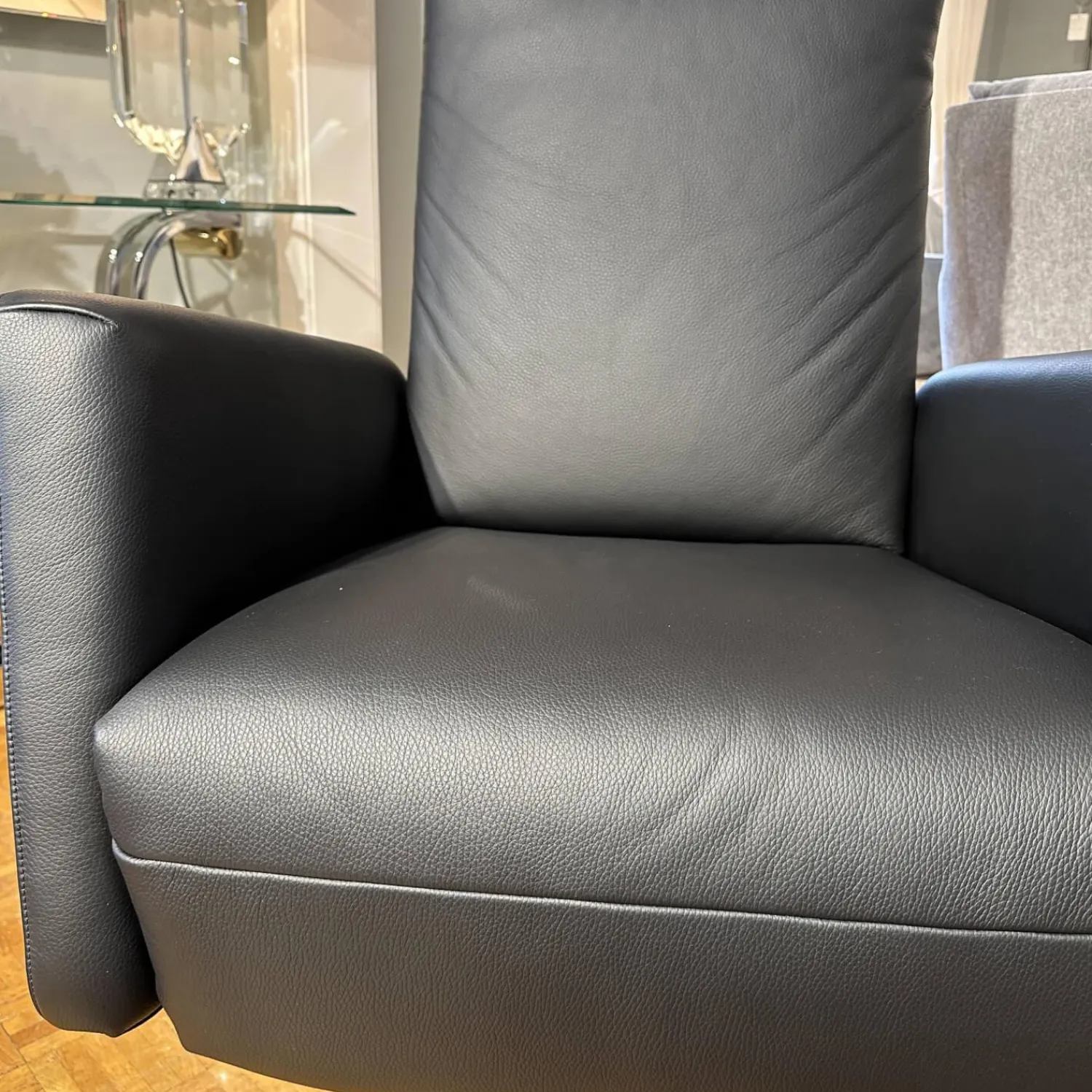 Bielefelder Werkstätten Relaxsessel|Motorsessel Charly Bezug Leder Normandie Schwarz Sternfuß Chrom Glänzend Mit Aufsthehhilfe Und Motorischer Verstellung