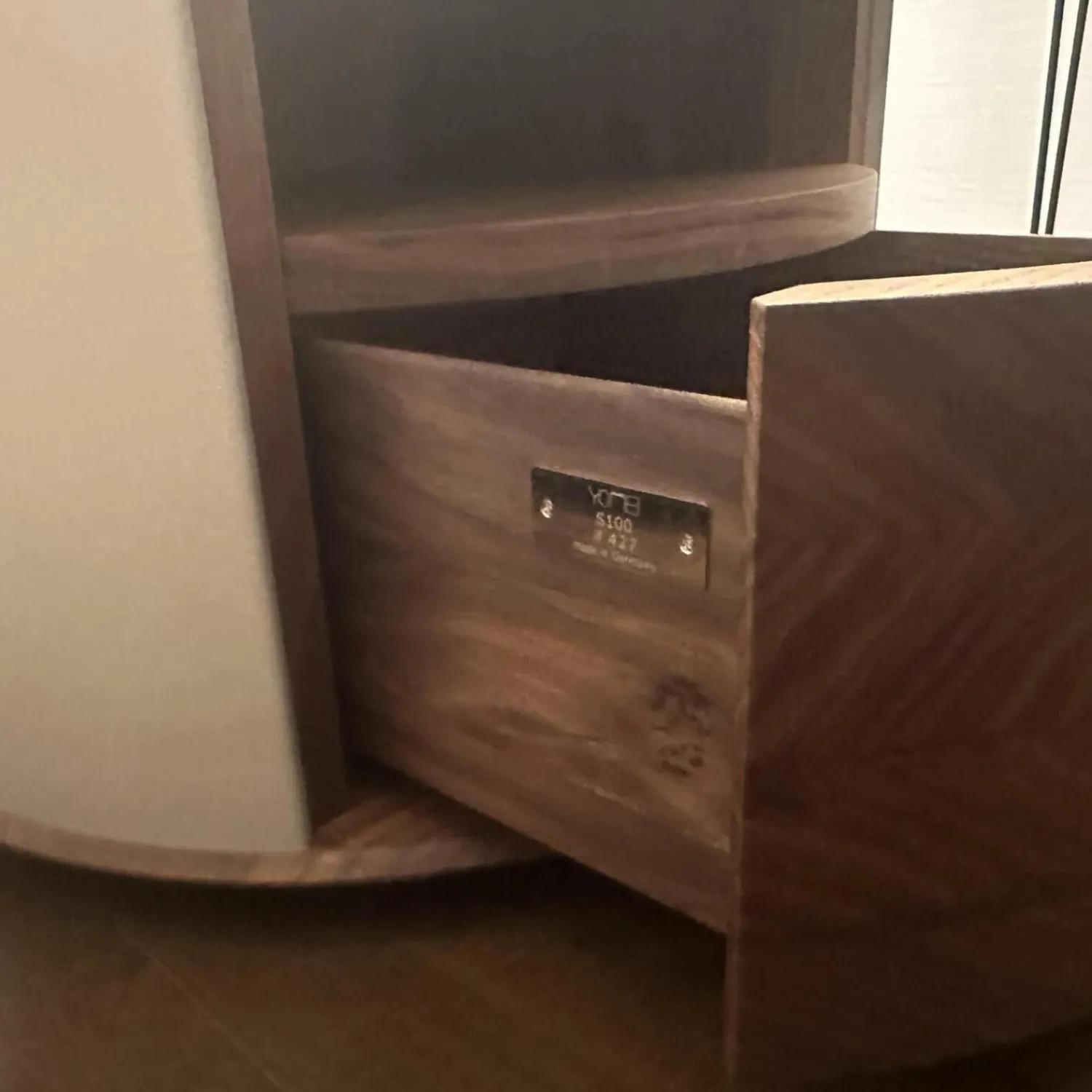 YOMEI Nachttische|Nachtkonsole S100 Korpus Leder Taupe Beige Front Und Schublade Nussbaum