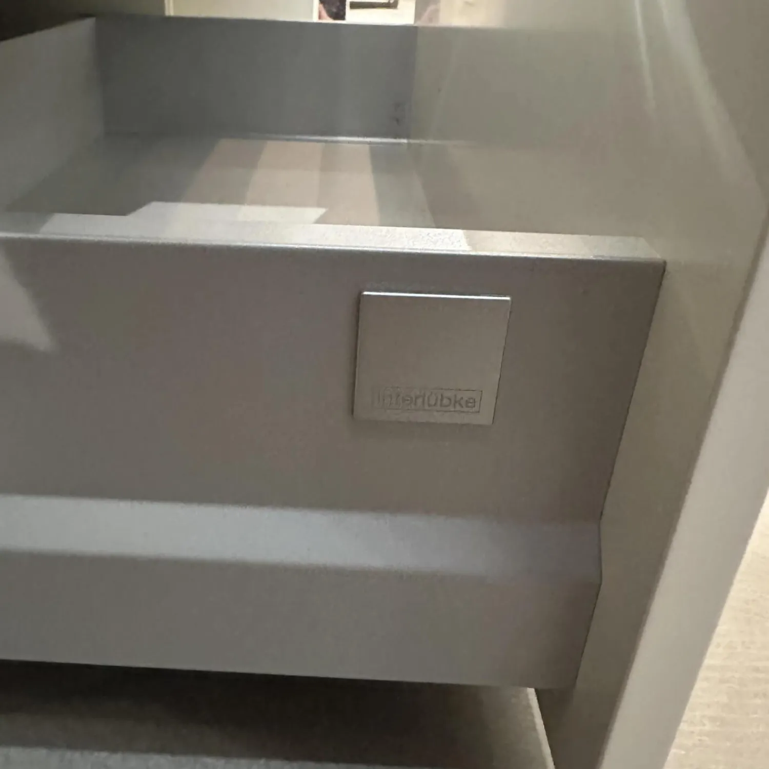 Interlübke Nachttische|Nachttisch Cube Lack Kristallweiß M02 Griffleiste Alufarben 019