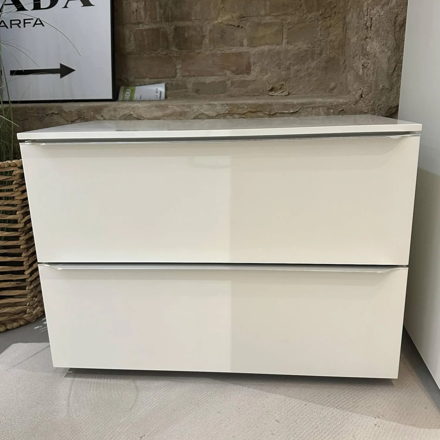 Interlübke Nachttische|Nachttisch Cube Lack Kristallweiß M02 Griffleiste Alufarben 019