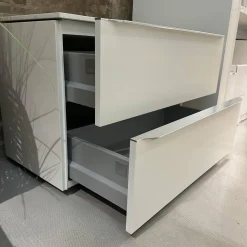 Interlübke Nachttische|Nachttisch Cube Lack Kristallweiß M02 Griffleiste Alufarben 019