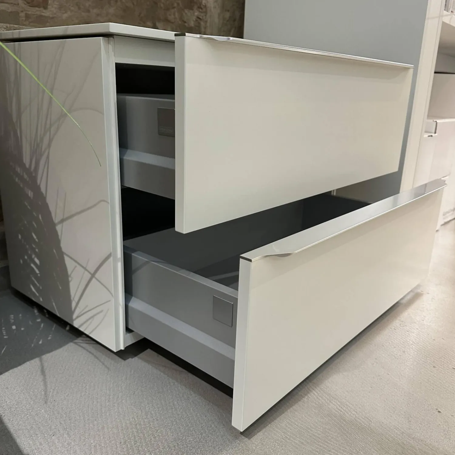 Interlübke Nachttische|Nachttisch Cube Lack Kristallweiß M02 Griffleiste Alufarben 019