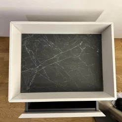 Schönbuch Nachttische|Nachttisch Hesperide Dyo Korpus Lack Grau-Weiss Untergestell Schwarz Pulverbeschichtet Mit Keramikeinlage