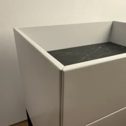 Schönbuch Nachttische|Nachttisch Hesperide Dyo Korpus Lack Grau-Weiss Untergestell Schwarz Pulverbeschichtet Mit Keramikeinlage