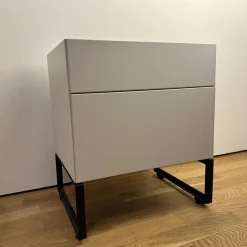 Schönbuch Nachttische|Nachttisch Hesperide Dyo Korpus Lack Grau-Weiss Untergestell Schwarz Pulverbeschichtet Mit Keramikeinlage