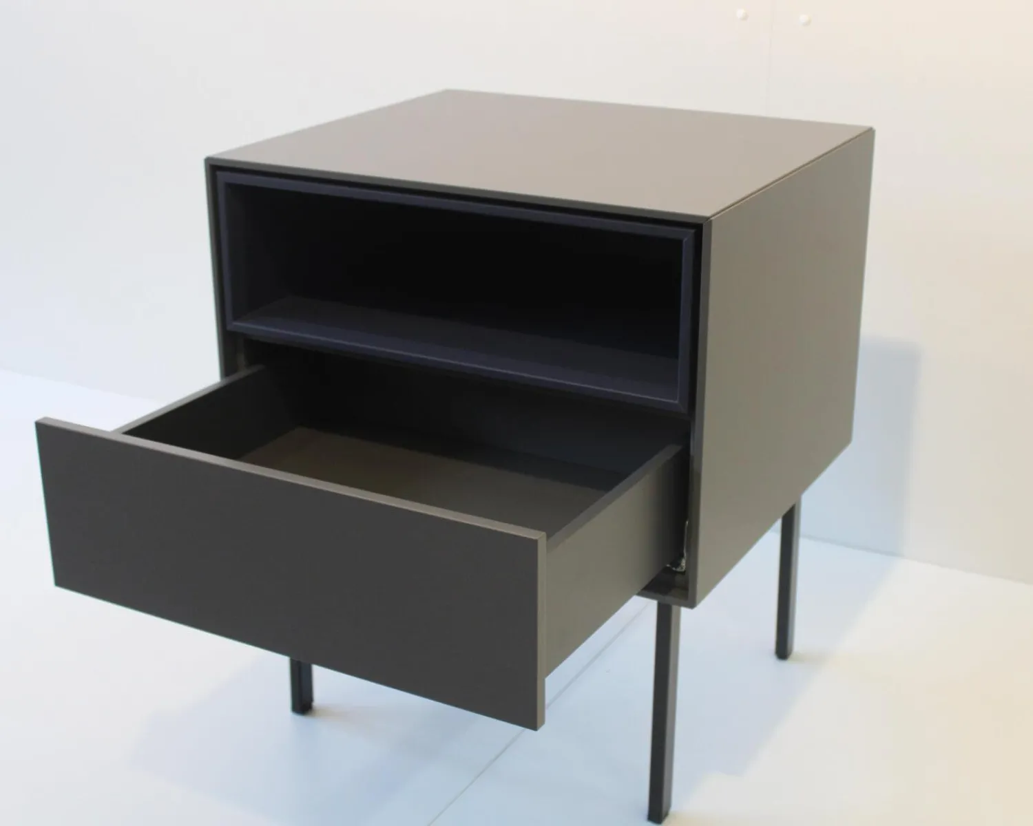 Schönbuch Nachttische|Nachttisch Holz Front 66 Granit Grau Nische 51 Nachtblau