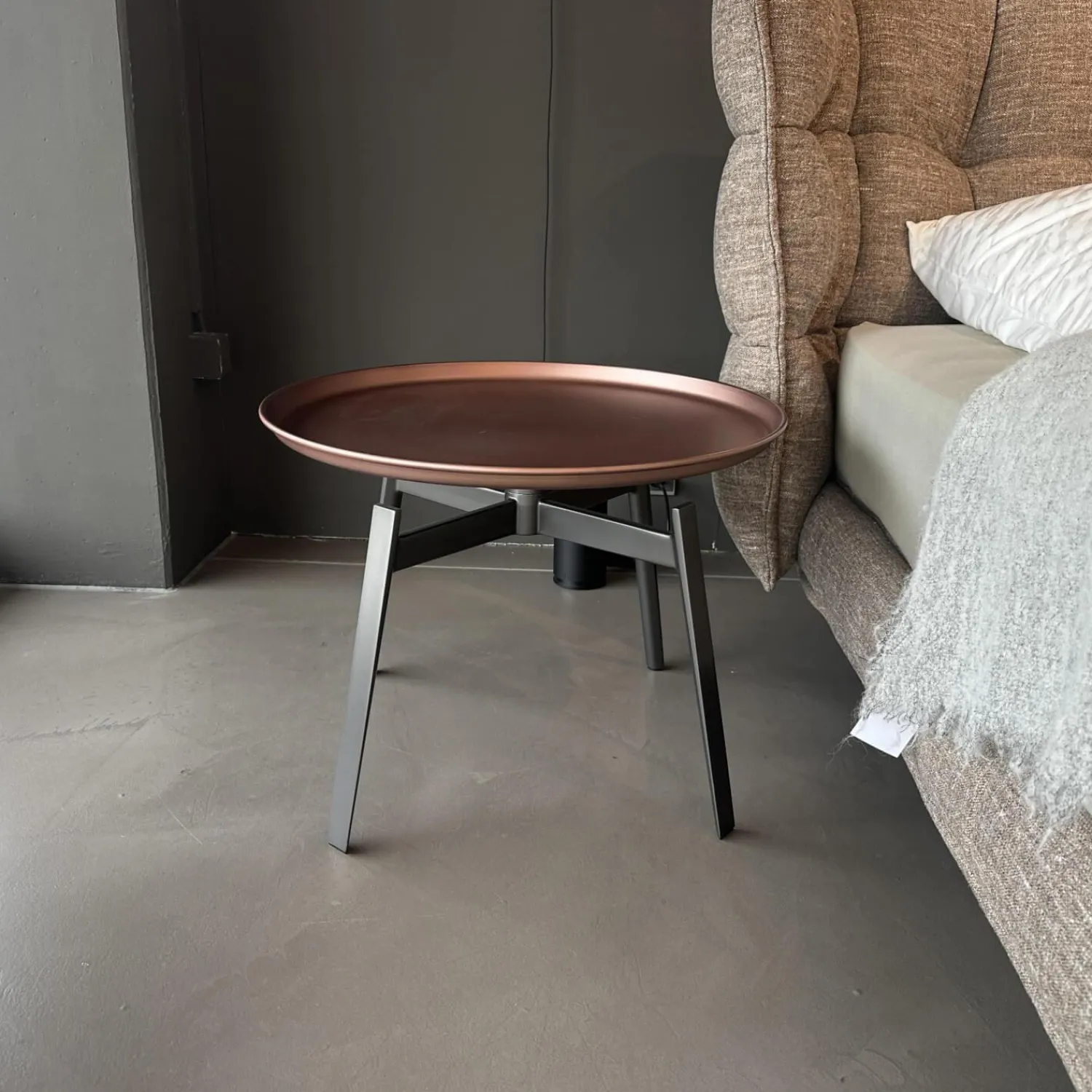 B&B Italia Nachttische|Nachttisch Husk Rund Und Klein Platte Kupfer Brüniert Gestell Nickel Bronzefarben Lackiert