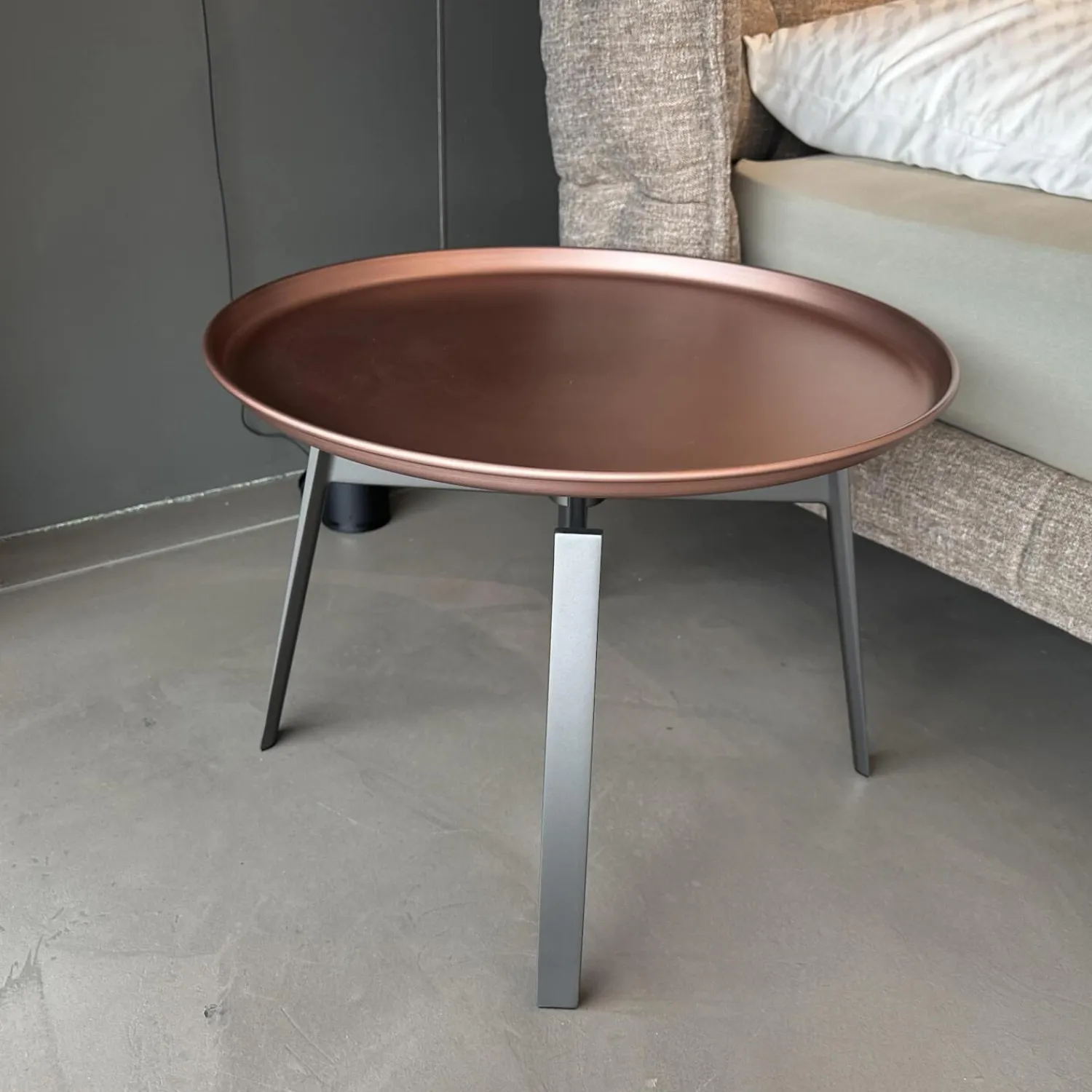 B&B Italia Nachttische|Nachttisch Husk Rund Und Klein Platte Kupfer Brüniert Gestell Nickel Bronzefarben Lackiert