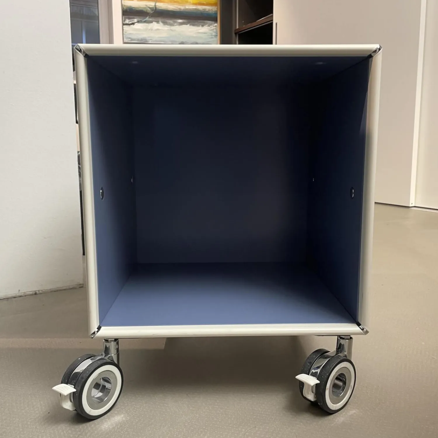 Mauser Regale & Container|Offenes Thekenelement Auf Rollen Außen RAL 9010 Reinweiß Innen RAL 5014 Taubenblau