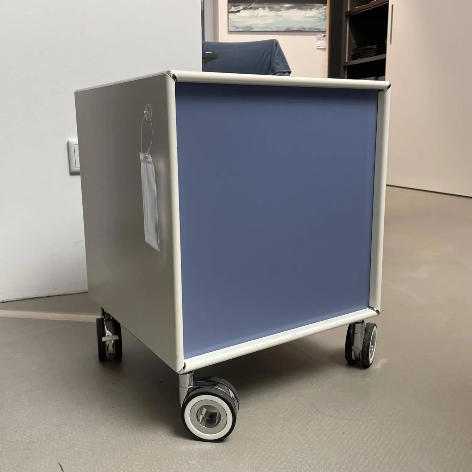 Mauser Regale & Container|Offenes Thekenelement Auf Rollen Außen RAL 9010 Reinweiß Innen RAL 5014 Taubenblau