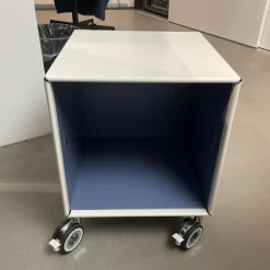 Mauser Regale & Container|Offenes Thekenelement Auf Rollen Außen RAL 9010 Reinweiß Innen RAL 5014 Taubenblau