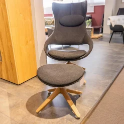 Voglauer Relaxsessel|Ohrensessel V-Rock Living Bezug Stoff Curl Black CB Anthrazit Gestell Alteiche Rustiko Gebürstet Inklusive Hocker