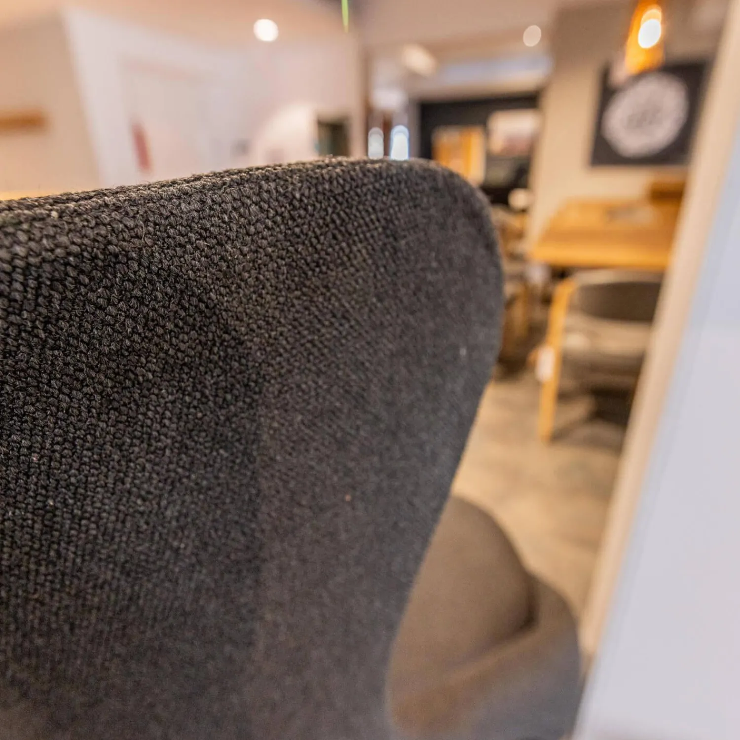 Voglauer Relaxsessel|Ohrensessel V-Rock Living Bezug Stoff Curl Black CB Anthrazit Gestell Alteiche Rustiko Gebürstet Inklusive Hocker