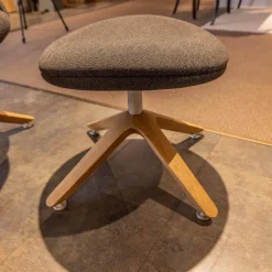 Voglauer Relaxsessel|Ohrensessel V-Rock Living Bezug Stoff Curl Black CB Anthrazit Gestell Alteiche Rustiko Gebürstet Inklusive Hocker