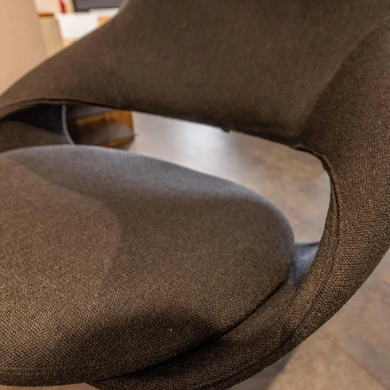 Voglauer Relaxsessel|Ohrensessel V-Rock Living Bezug Stoff Curl Black CB Anthrazit Gestell Alteiche Rustiko Gebürstet Inklusive Hocker