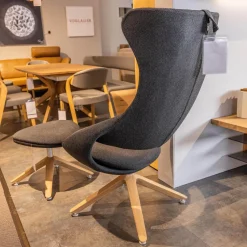 Voglauer Relaxsessel|Ohrensessel V-Rock Living Bezug Stoff Curl Black CB Anthrazit Gestell Alteiche Rustiko Gebürstet Inklusive Hocker