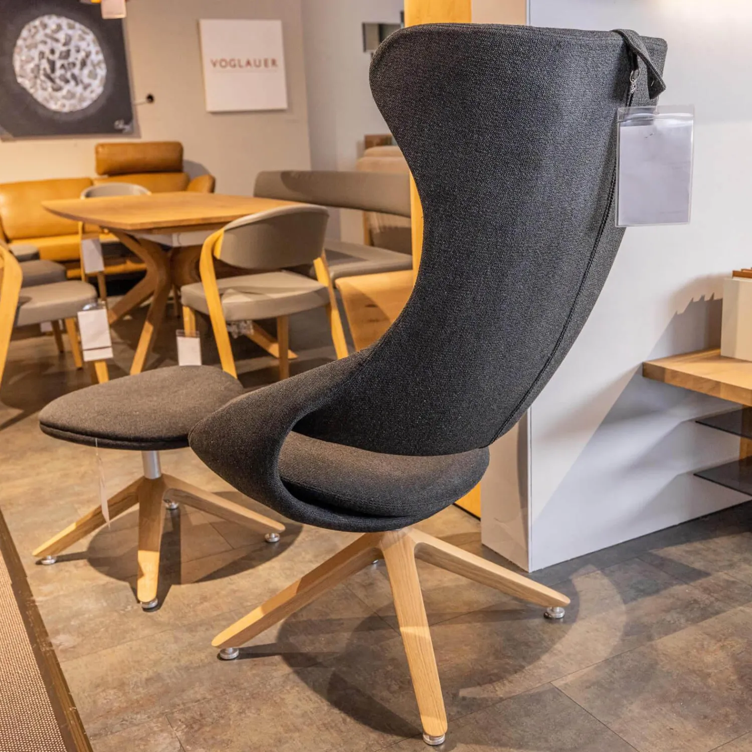 Voglauer Relaxsessel|Ohrensessel V-Rock Living Bezug Stoff Curl Black CB Anthrazit Gestell Alteiche Rustiko Gebürstet Inklusive Hocker