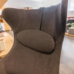 Voglauer Relaxsessel|Ohrensessel V-Rock Living Bezug Stoff Curl Black CB Anthrazit Gestell Alteiche Rustiko Gebürstet Inklusive Hocker