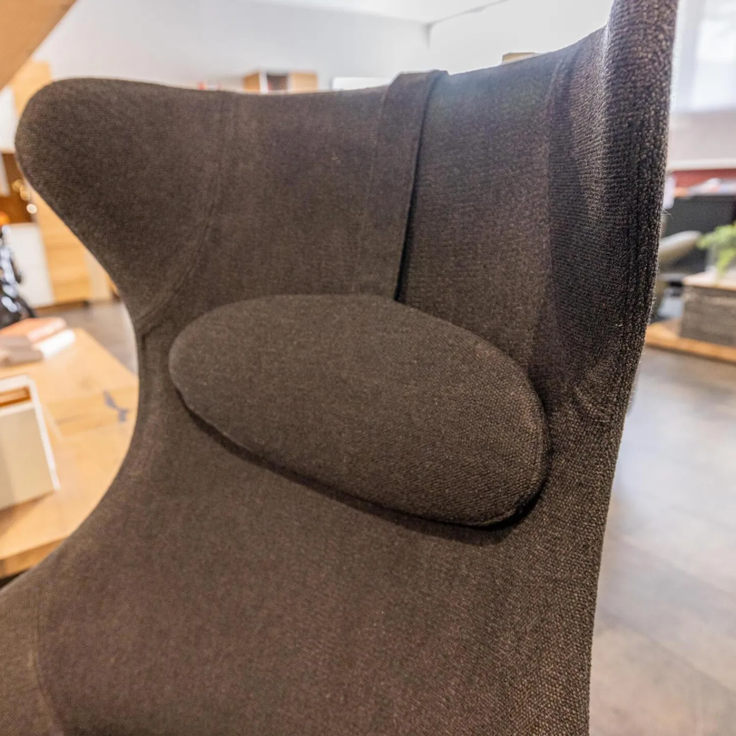 Voglauer Relaxsessel|Ohrensessel V-Rock Living Bezug Stoff Curl Black CB Anthrazit Gestell Alteiche Rustiko Gebürstet Inklusive Hocker