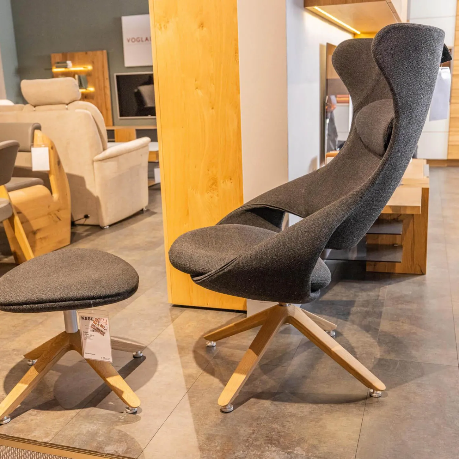 Voglauer Relaxsessel|Ohrensessel V-Rock Living Bezug Stoff Curl Black CB Anthrazit Gestell Alteiche Rustiko Gebürstet Inklusive Hocker