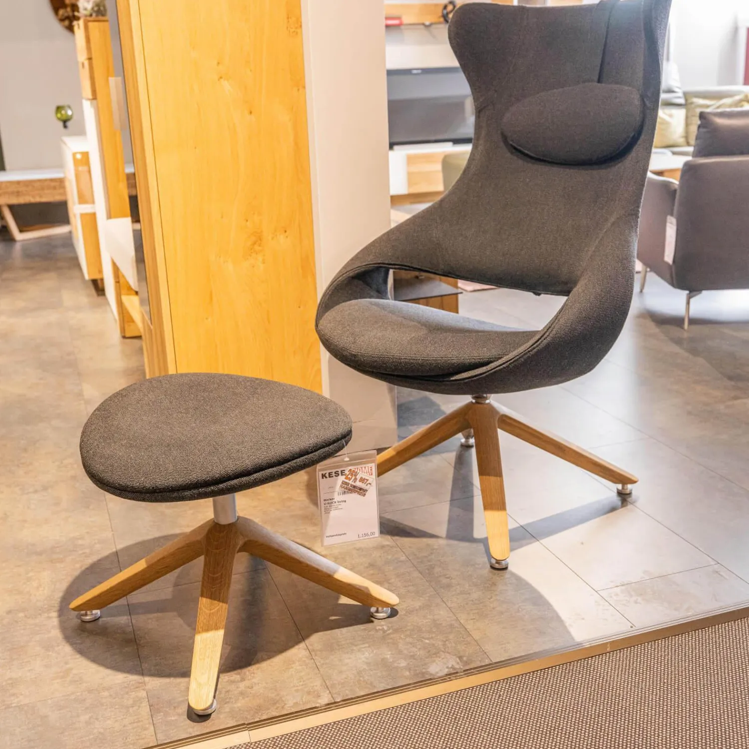 Voglauer Relaxsessel|Ohrensessel V-Rock Living Bezug Stoff Curl Black CB Anthrazit Gestell Alteiche Rustiko Gebürstet Inklusive Hocker