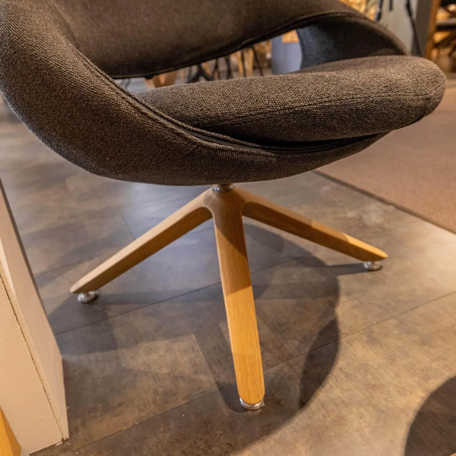 Voglauer Relaxsessel|Ohrensessel V-Rock Living Bezug Stoff Curl Black CB Anthrazit Gestell Alteiche Rustiko Gebürstet Inklusive Hocker