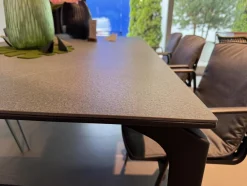 Fast Essgruppen|Outdoor Essgruppe Tisch Allsize Platte Feinsteinzeug Rauchgrau Grau Gestell Aluminium Lackiert Und Zebra Armlehnstuhl Grau