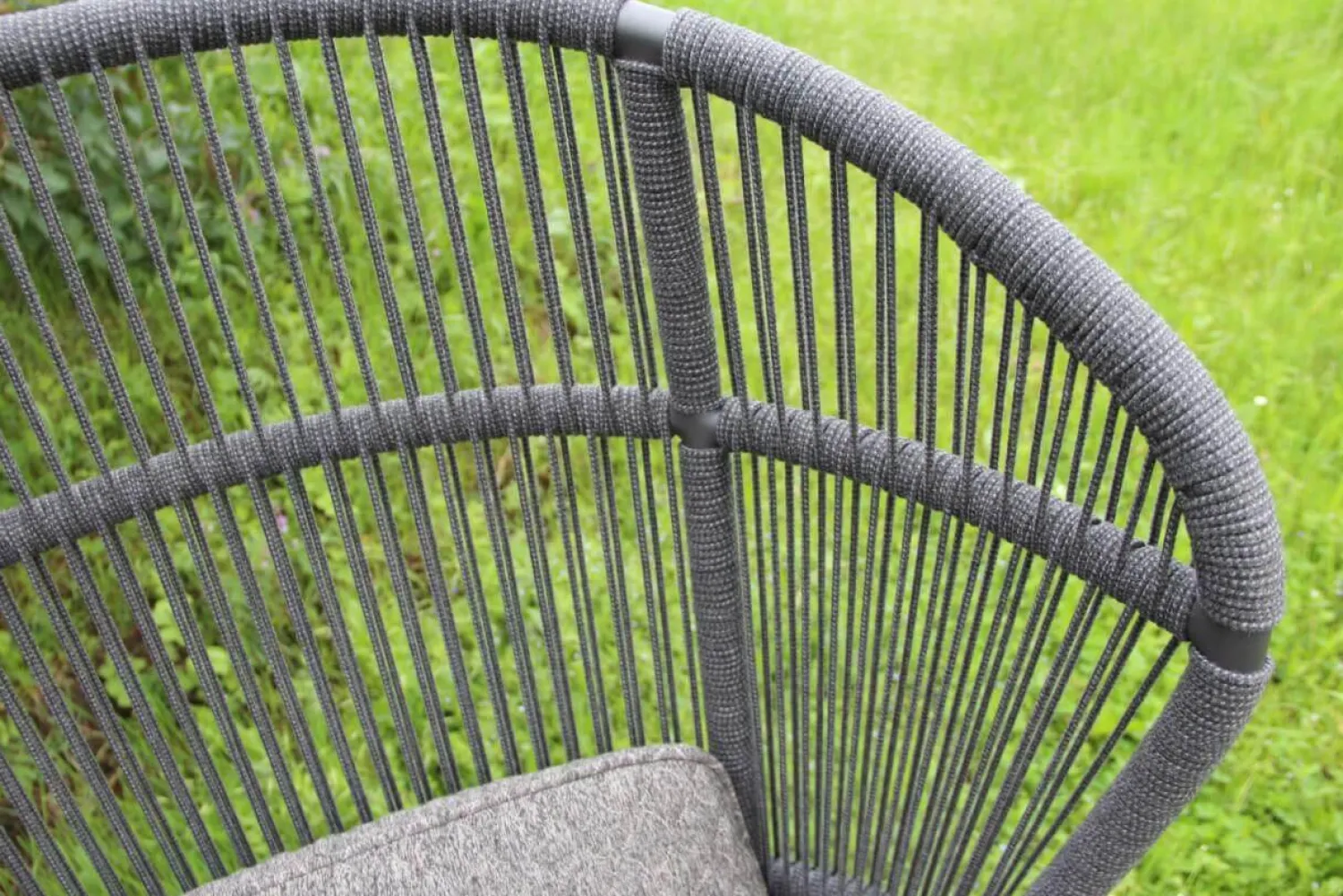 Gloster Loungemöbel|Outdoor Loungesessel Fern Geflochten Rückenlehne Meteor Raven Grau Sitz und Rückenkissen Stoff Wave Quarry Grau Rahmen Aluminium Pulverbeschichtet Grau Untergestell Teakholz Natürliches Finish