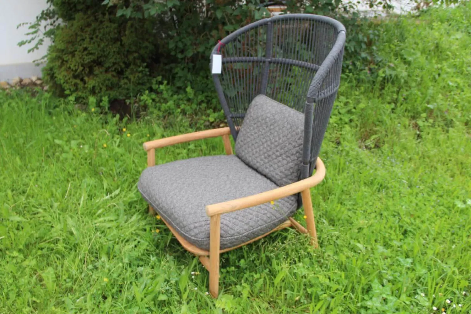 Gloster Loungemöbel|Outdoor Loungesessel Fern Geflochten Rückenlehne Meteor Raven Grau Sitz und Rückenkissen Stoff Wave Quarry Grau Rahmen Aluminium Pulverbeschichtet Grau Untergestell Teakholz Natürliches Finish