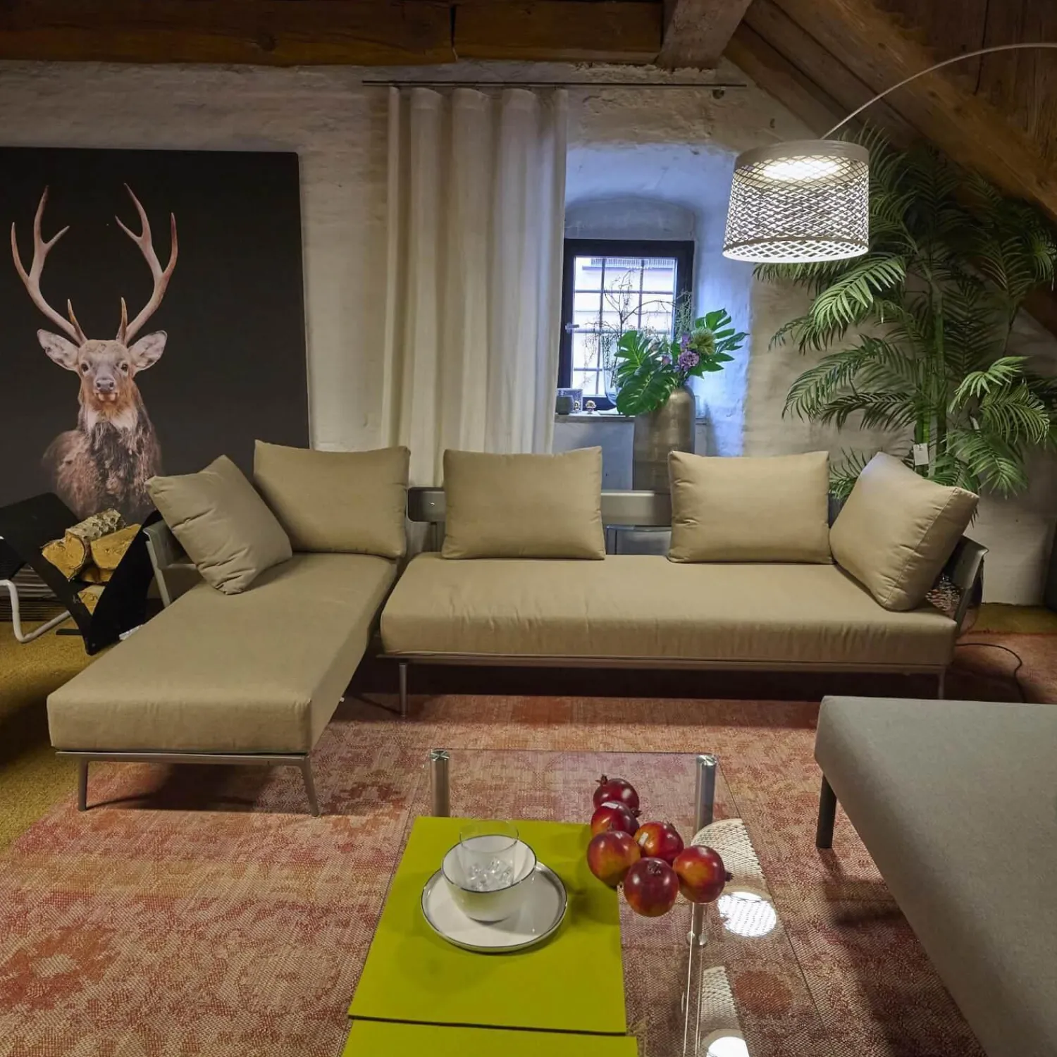 Fast Loungemöbel|Outdoorsofa Aikana Bezug Iron Grey Gestell Haselnuss mit 2 Kissen