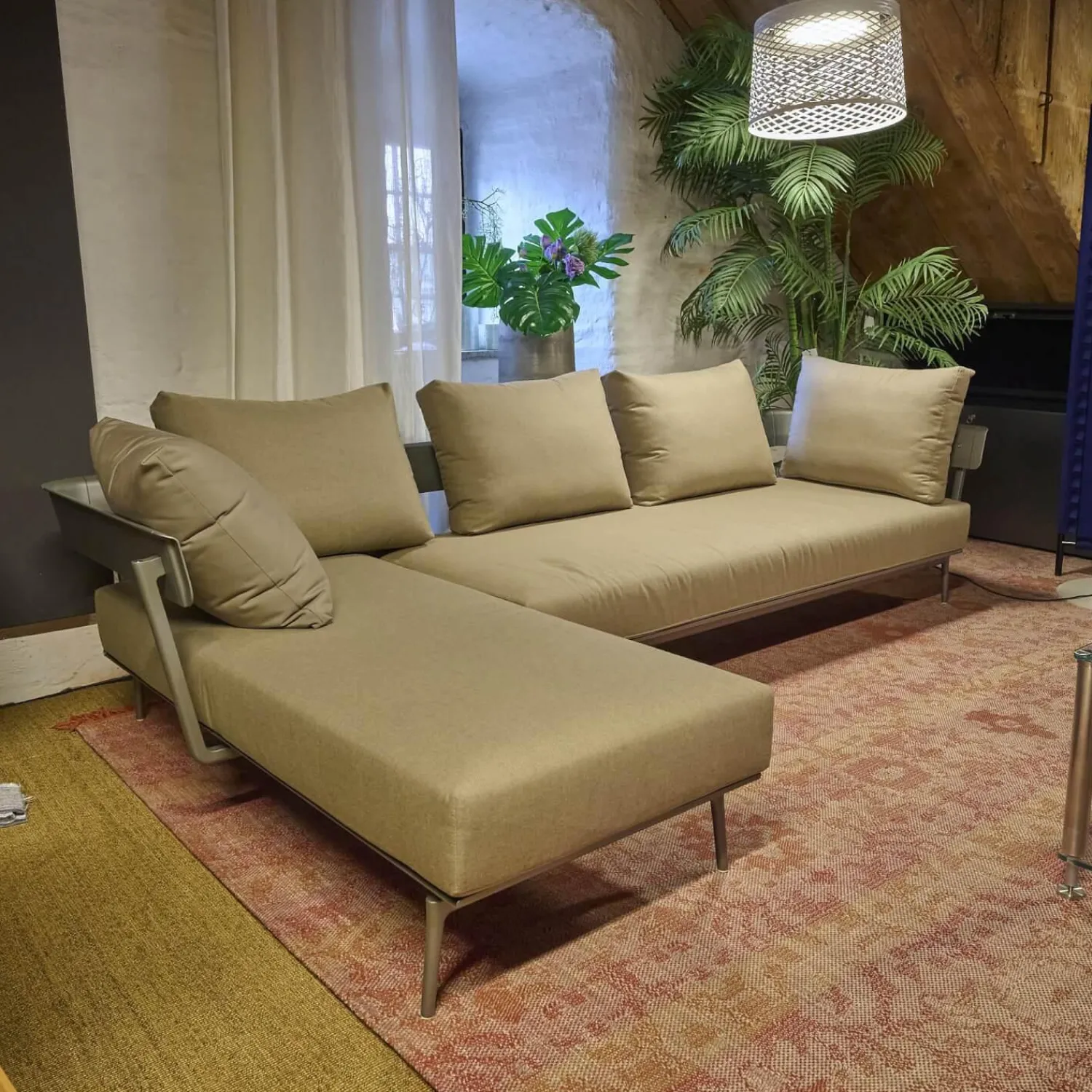 Fast Loungemöbel|Outdoorsofa Aikana Bezug Iron Grey Gestell Haselnuss mit 2 Kissen