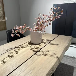 Janua Gartentische|Outdoortisch SK04 Komposit Tischplatte Kastanie Gebürstet Ton Sand Gestell RAL 9005 Tiefschwarz