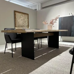 Janua Gartentische|Outdoortisch SK04 Komposit Tischplatte Kastanie Gebürstet Ton Sand Gestell RAL 9005 Tiefschwarz