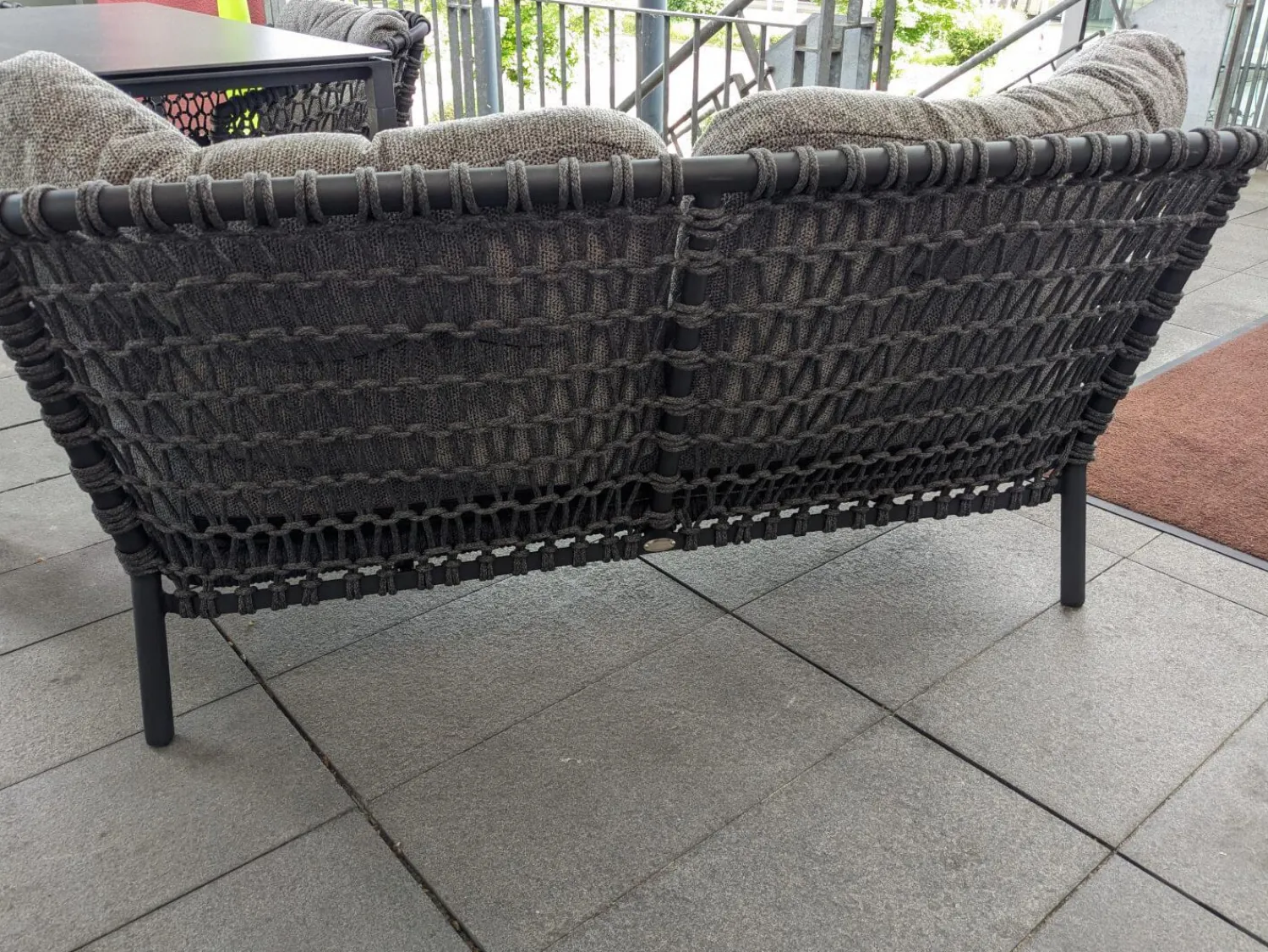 Cane Line Loungemöbel|Outdoosofa Ocean Large 2 Sitzer Geflecht Soft Rope Dark Grey Dunkelgrau Kissensatz Stoff Wove Grau Gestell Aluminium Pulverbeschichtet Grau