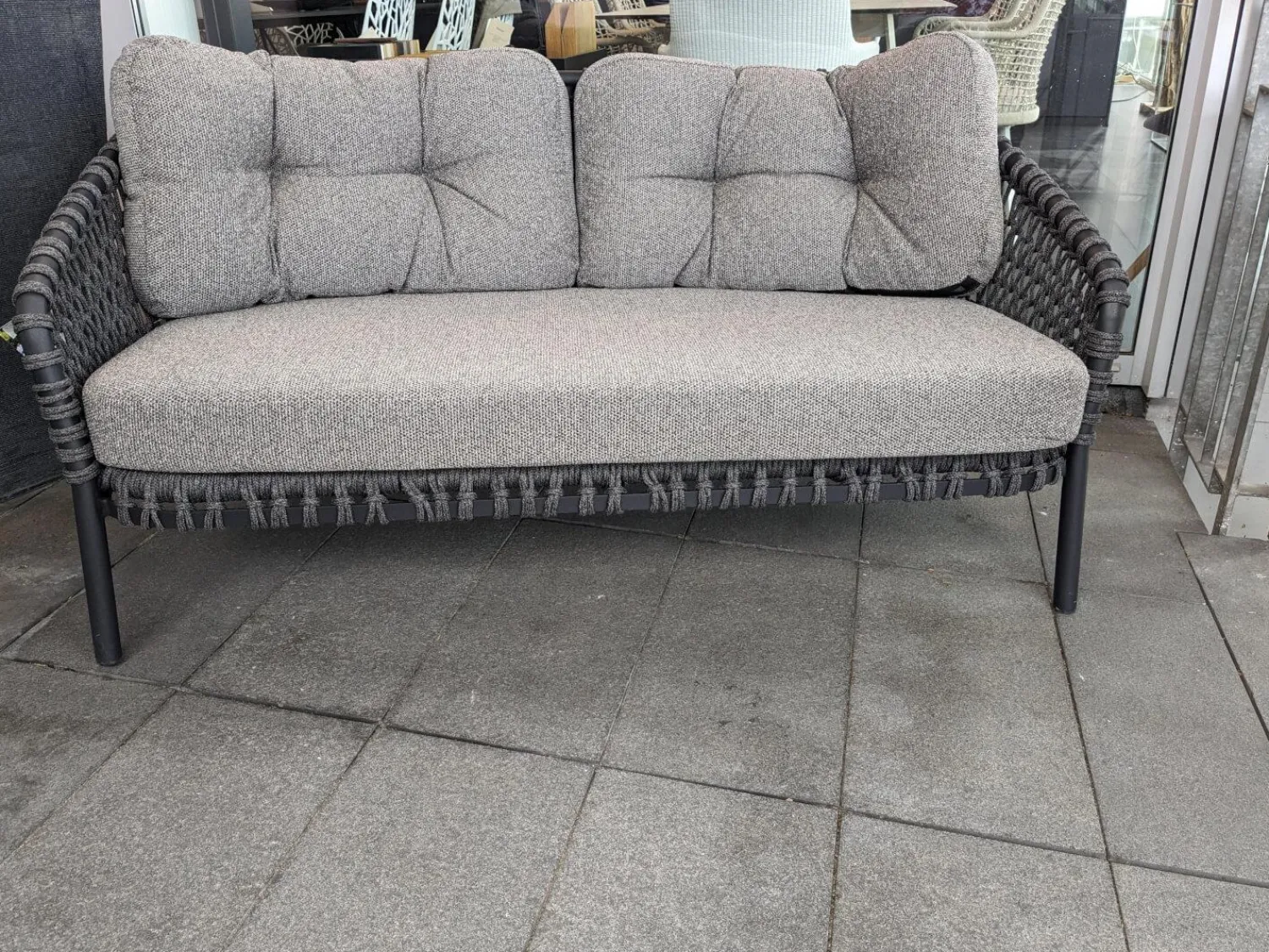 Cane Line Loungemöbel|Outdoosofa Ocean Large 2 Sitzer Geflecht Soft Rope Dark Grey Dunkelgrau Kissensatz Stoff Wove Grau Gestell Aluminium Pulverbeschichtet Grau