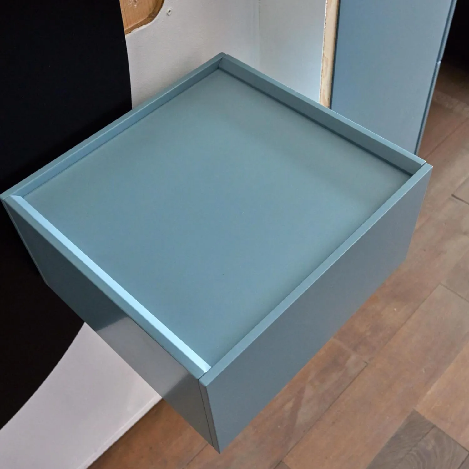 Schönbuch Garderoben|Paneelgarderobe Mask S Paneel Lack 46 Schwarz Und Schubkastenelement 53 Salbei Blau