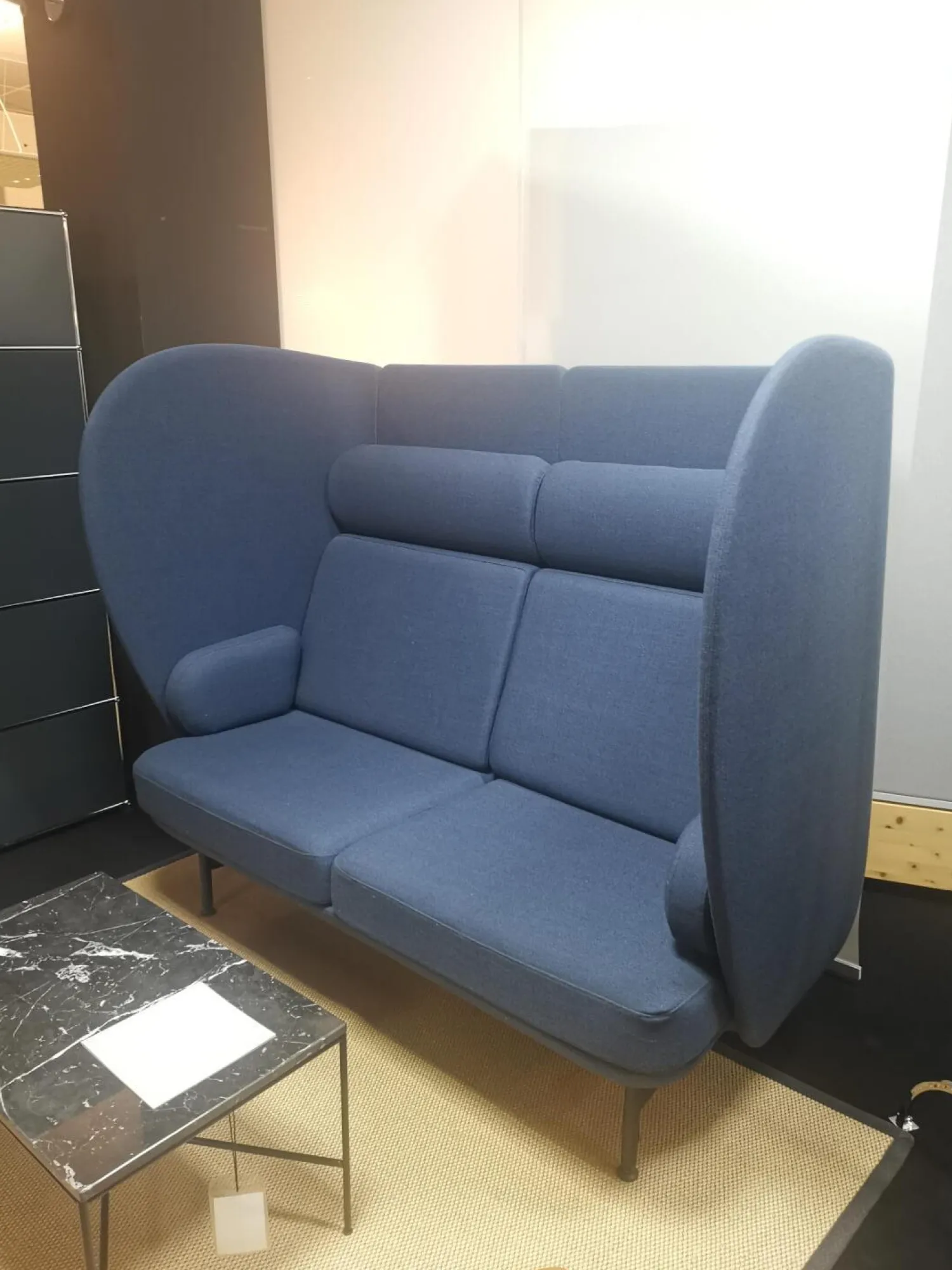 Fritz Hansen 2-Sitzer-Sofas|Plenum Zweisitzer Sofa Stoff Capture 6001 Blau Gestell Anthrazit