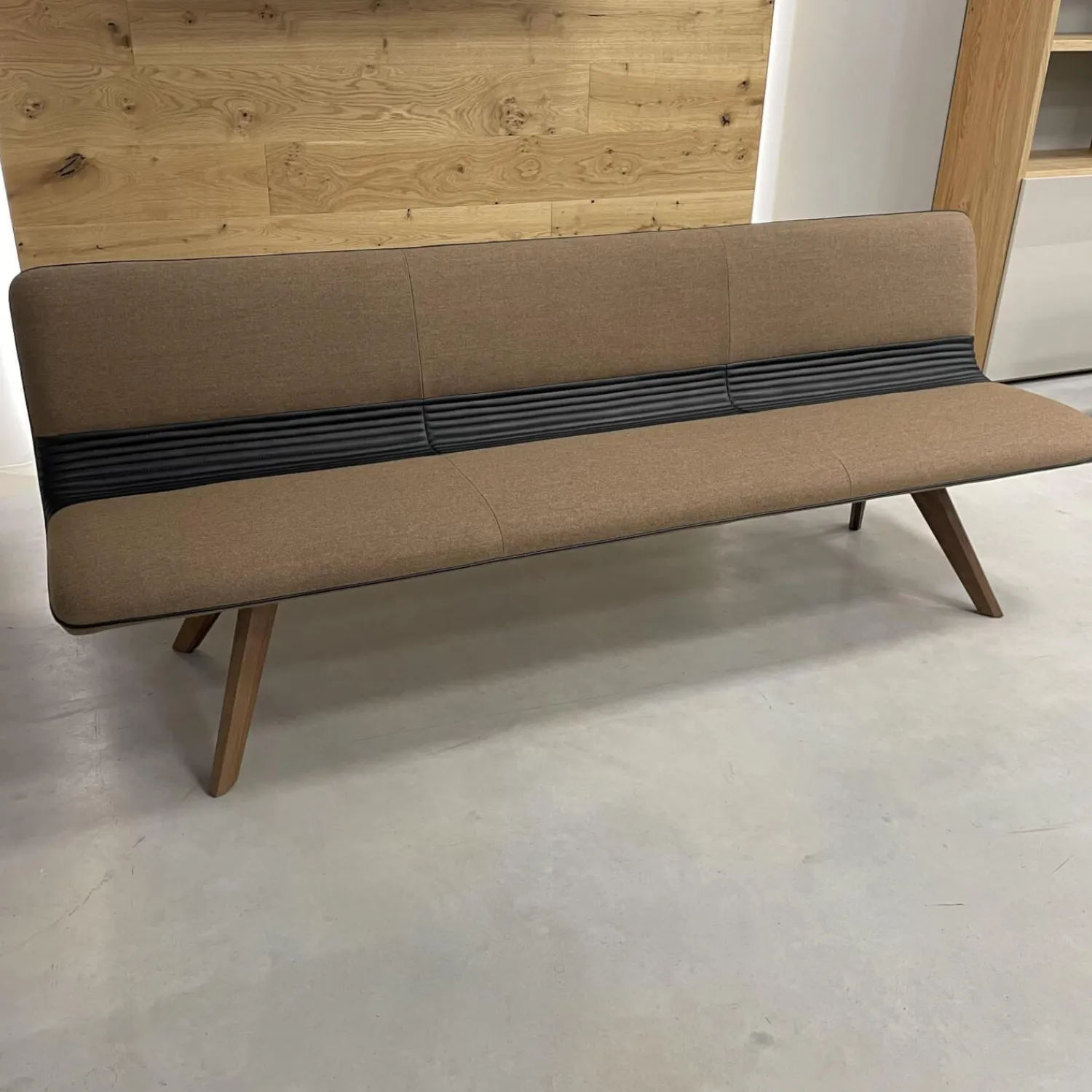 Hülsta Bänke|Polsterbank Stoffbezug LDS32 Affix mit 4-Fuß-Gestell aus Nussbaum