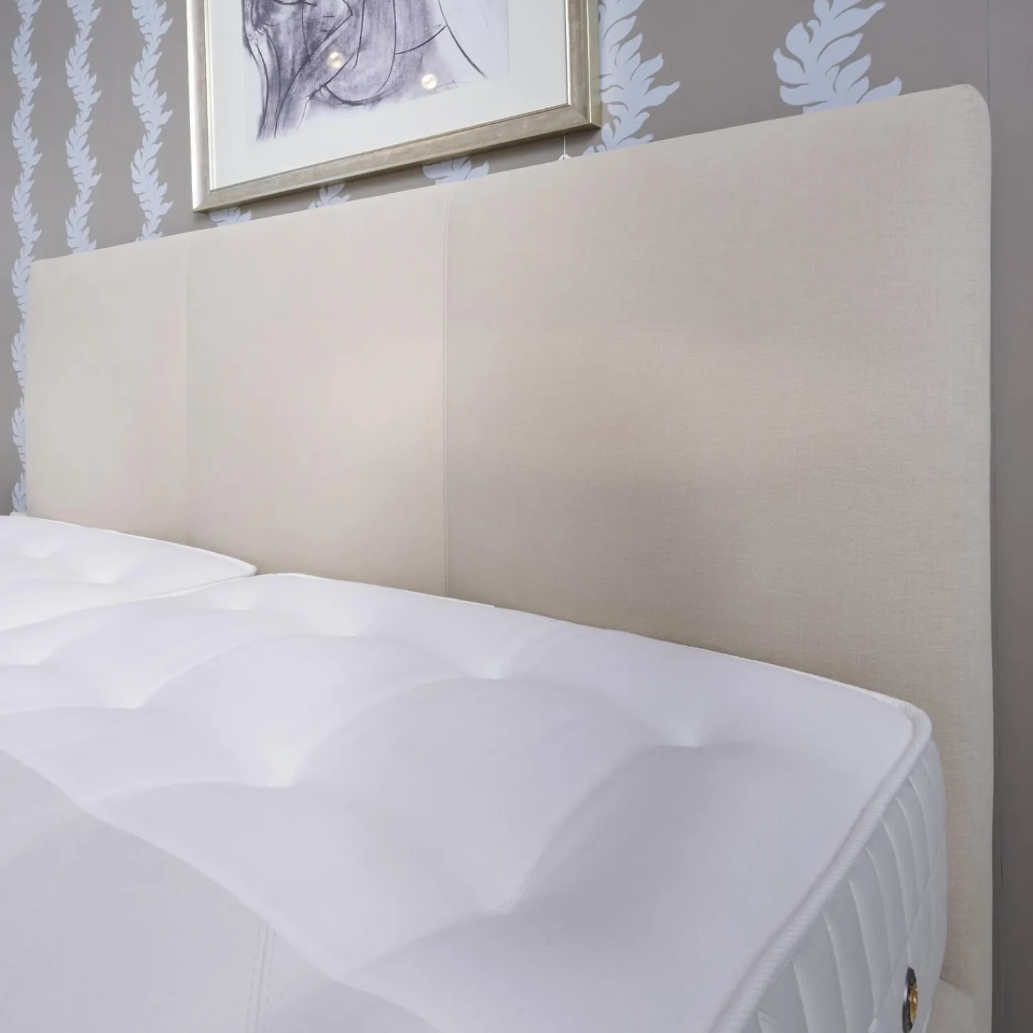 Treca Interiors Polsterbetten|Polsterbett Kate Stoff Hot Madison 072 Beige Creme Füße Chrom mit Matratzen