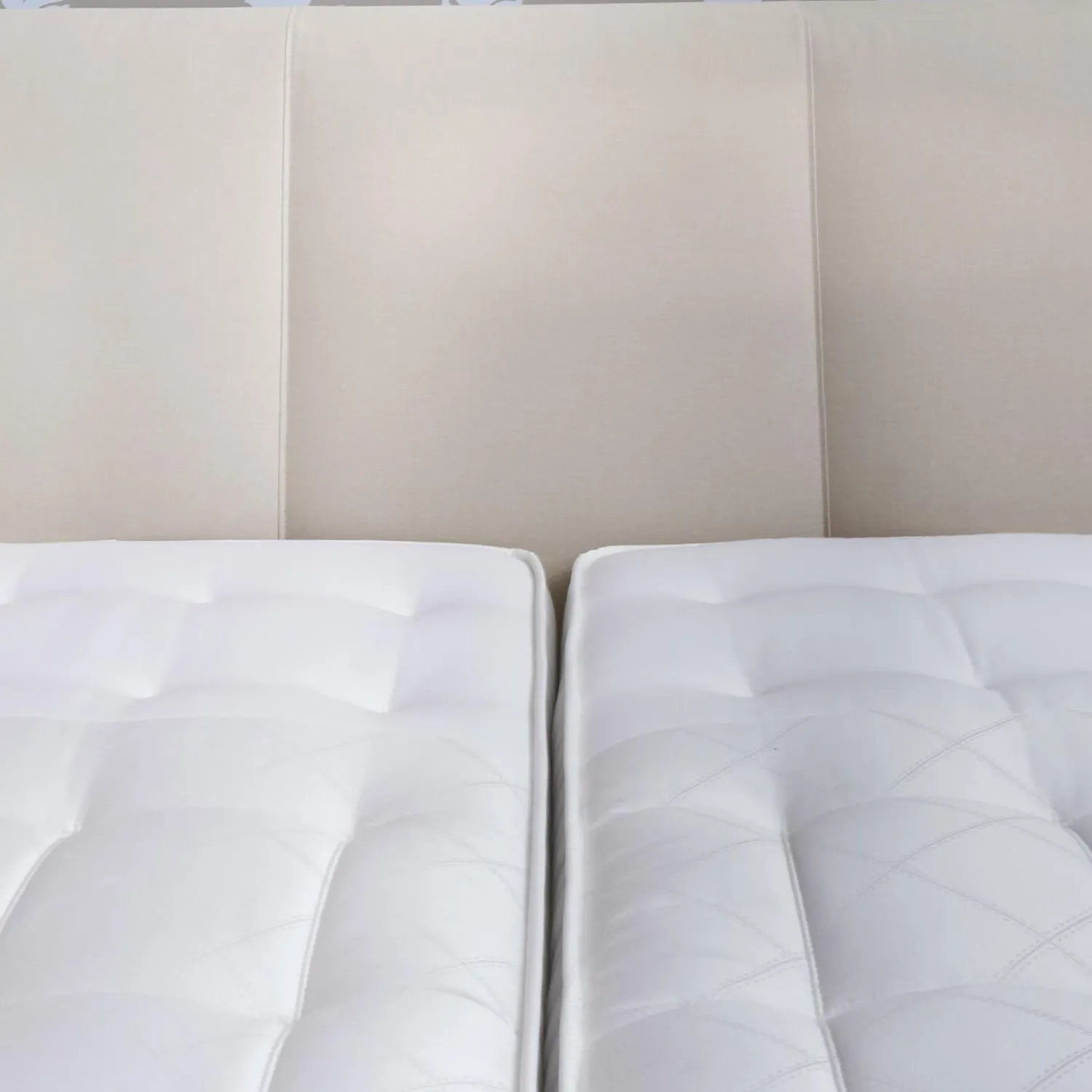 Treca Interiors Polsterbetten|Polsterbett Kate Stoff Hot Madison 072 Beige Creme Füße Chrom mit Matratzen