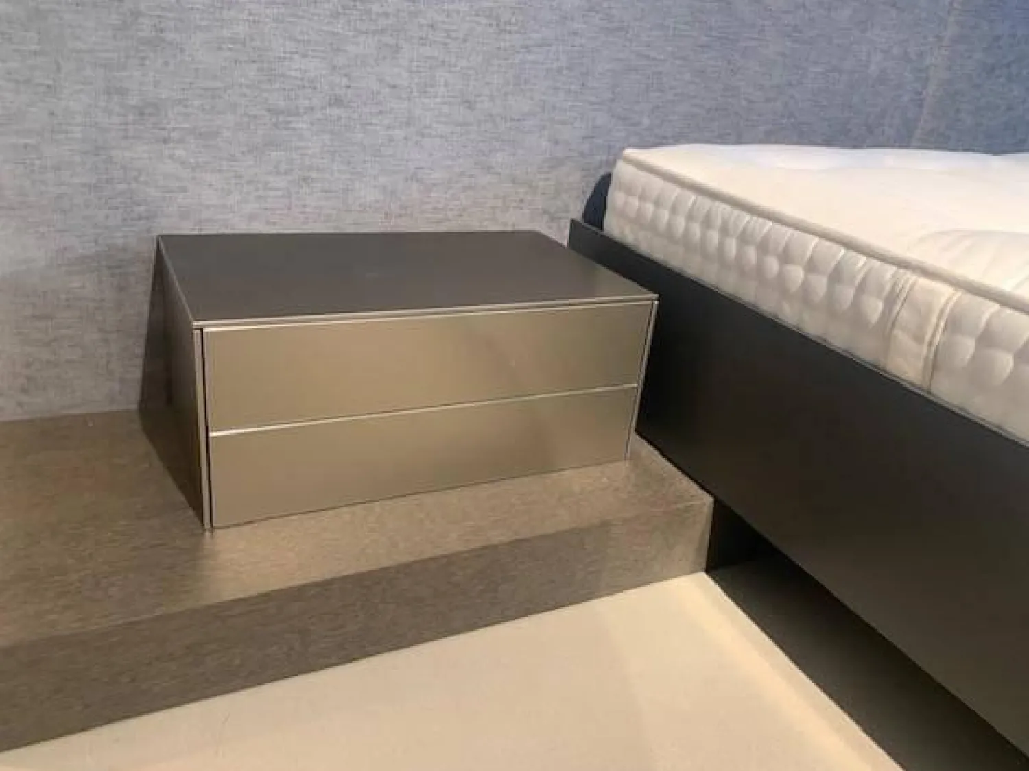 Kettnaker Polsterbetten|Polsterbett Stoff Maple Anthrazit Mit Lowboard 2 Nachttische Sowie Beleuchtung Im Kopfteil Intrigiert Ohne Matratze Ohne Lattenrost