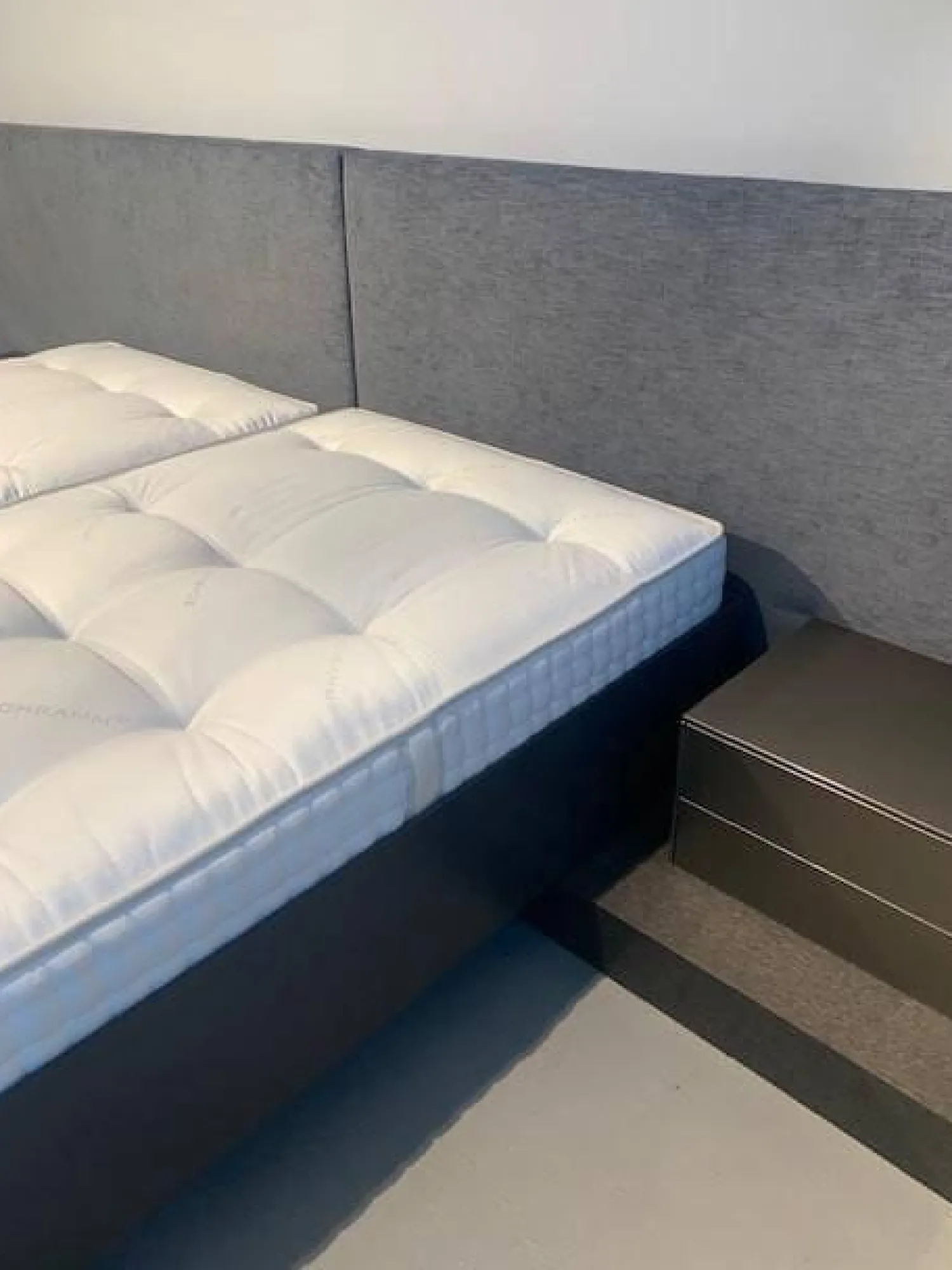 Kettnaker Polsterbetten|Polsterbett Stoff Maple Anthrazit Mit Lowboard 2 Nachttische Sowie Beleuchtung Im Kopfteil Intrigiert Ohne Matratze Ohne Lattenrost