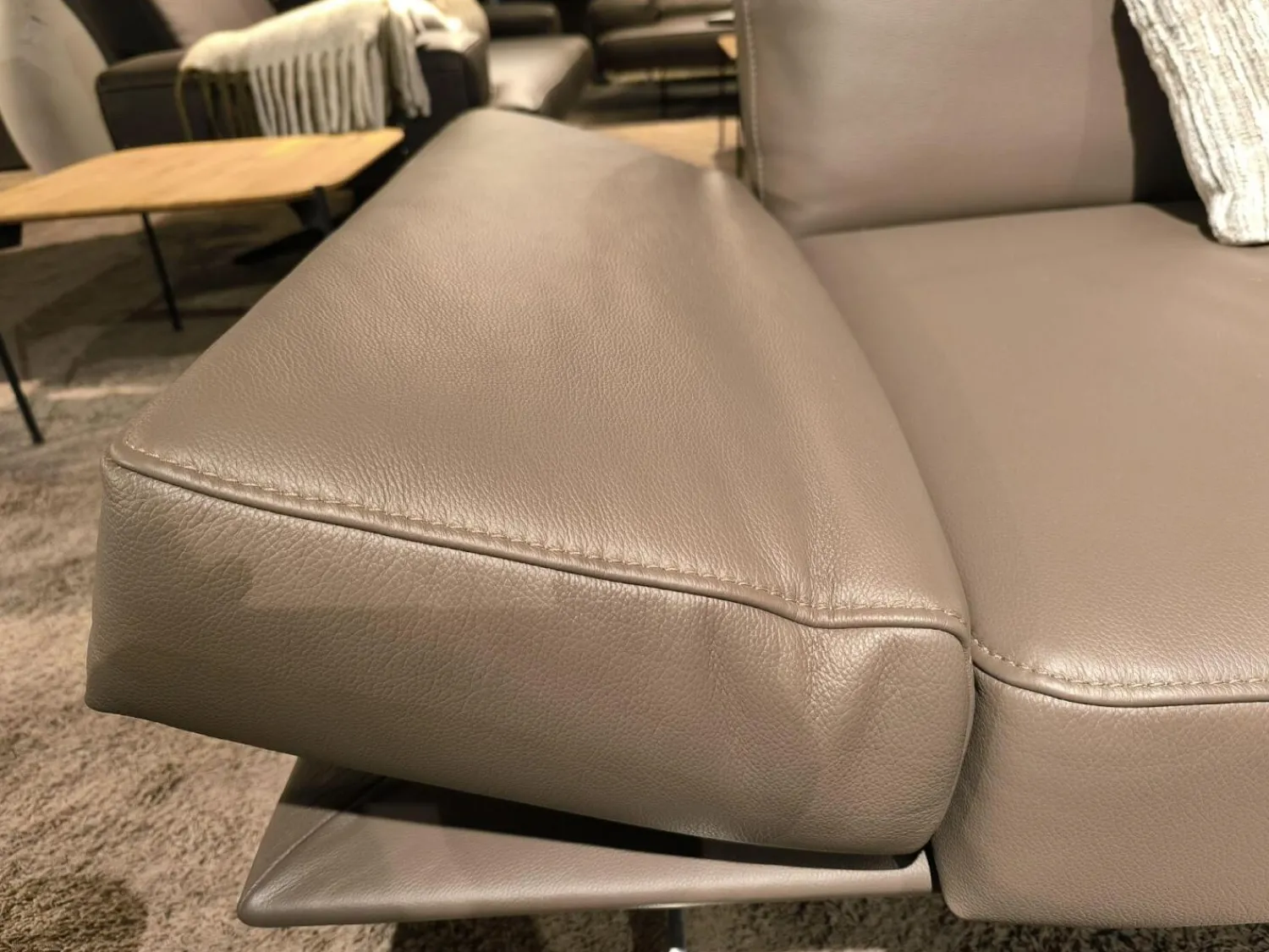 Koinor Polstergruppen|Polstergarnitur Wesley Leder X Happy Oak Beige Gestell Metallkufe Nickel Schwarz Satiniert Inklusive Kissen