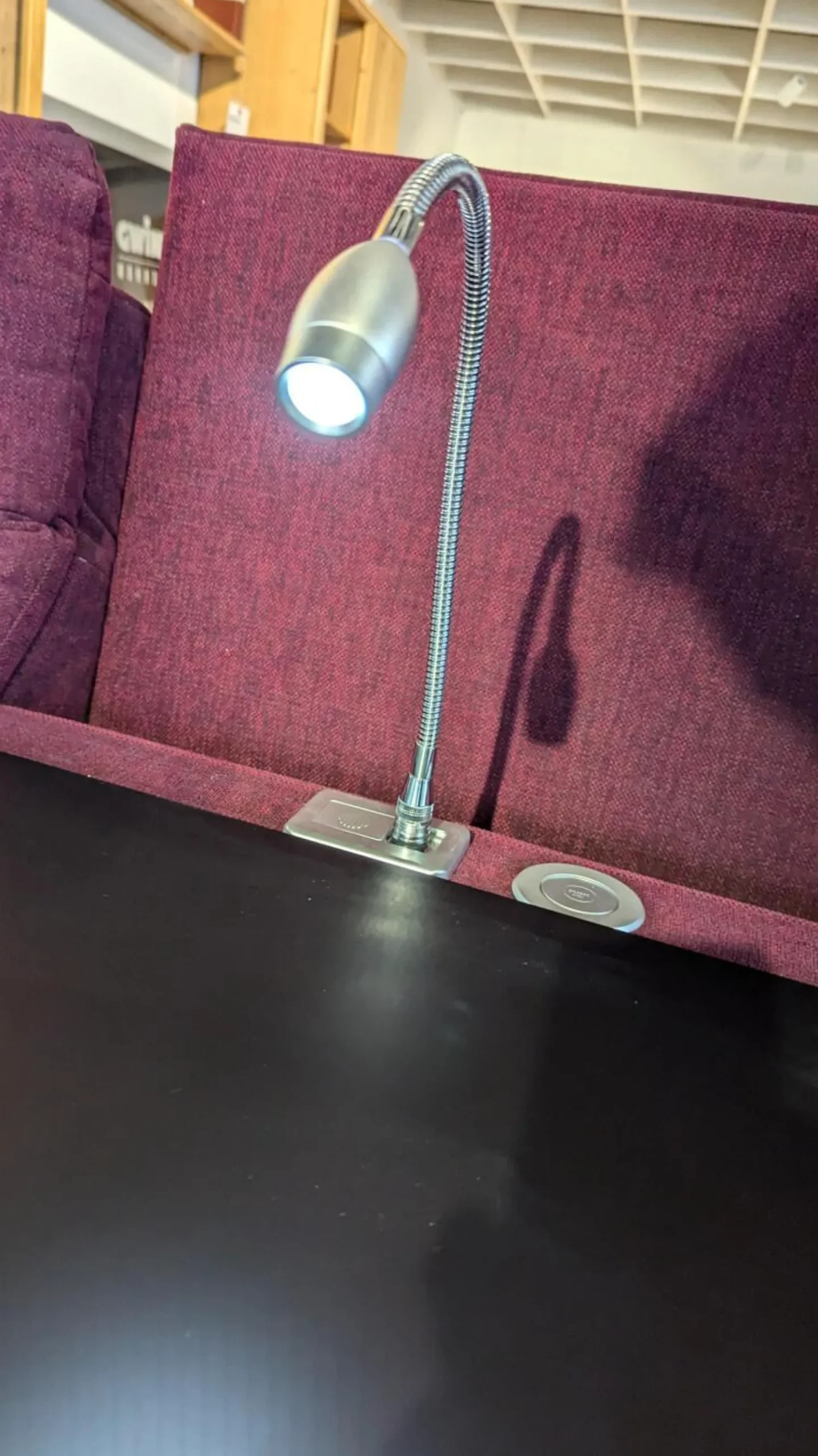 Carina Polstergruppen|Polstergruppe Caro Stoff Trend Bordeaux Rot Metallfüße Schwarz Mit Tisch Buche Schwarz Und LED Lampe